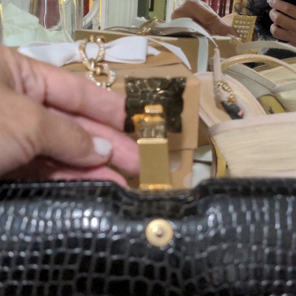 Small Black Crossbody w/brass tone hardware - Picture 5 of 9